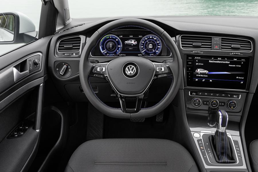 Интерьер Volkswagen e-Golf 2017 года  (WW) (фото 18 из 49)